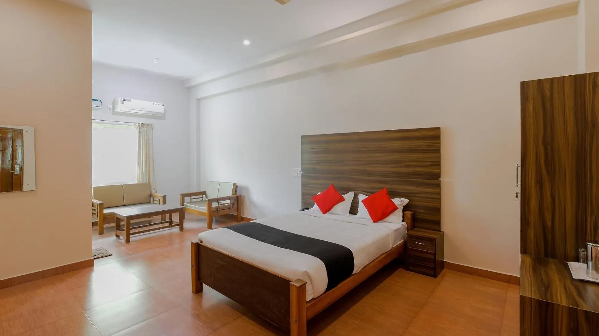 Townhouse J K Golden Embassy Hotel Maiçor